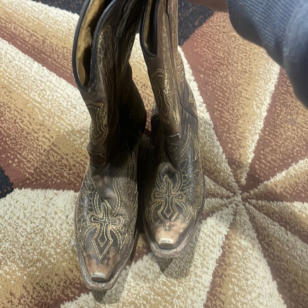 Corral teens size 4
